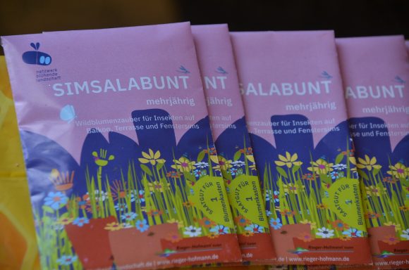 Bienen-Blumen Bunte Verpackungen mit floralen Motiven und dem Schriftzug "Simsalabunt".
