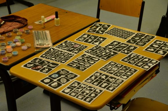 Tattoos Eine Holzplatte mit mehreren schwarz-weißen Karten und einigen Gegenständen daneben.