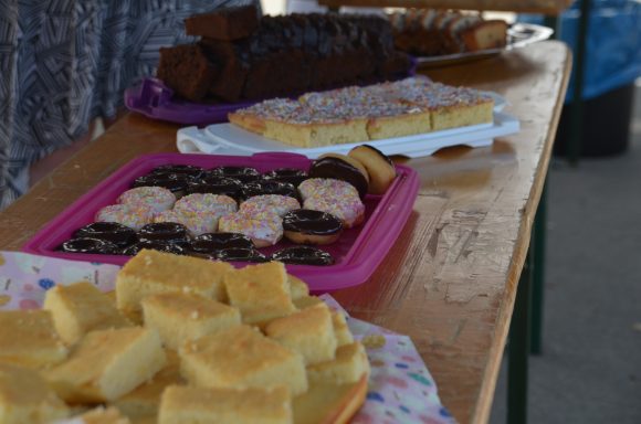 Cafeteria Auswahl an Kuchen und Keksen auf einem Tisch, darunter auch Zuckerguss und Schokoladengebäck.